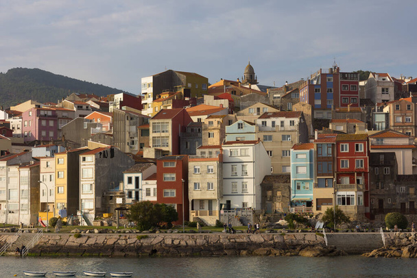 Teilansicht der Touristenstadt La Guardia (A Guarda) vor dem Hafen mit Booten im Wasser. Galicien. Spanien - Foto, Bild
