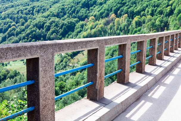 Balustráda mostu Durdevica Tara v Černé Hoře. Zelený les vrcholky stromů pohled z mostu  - Fotografie, Obrázek