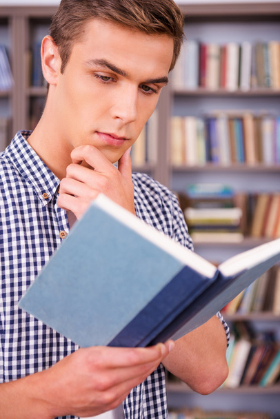 Concentrated man reading book - Фото, зображення