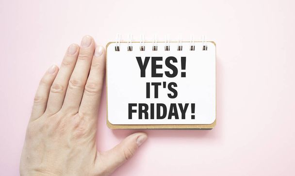 Text Yes it's Friday on the short note pink background - Foto, Bild