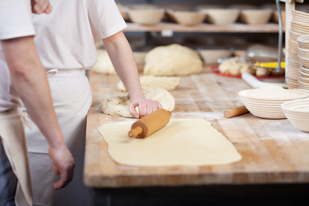 Kokit keittiön tiskillä leipomossa
 - Valokuva, kuva