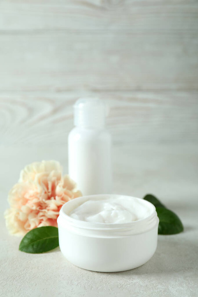Luonnollinen spa kosmetiikka valkoinen kuvioitu pöytä - Valokuva, kuva