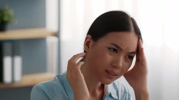 Ασιατική Επιχειρηματίας Μασάζ Ναοί που πάσχουν από πόνο στον πονοκέφαλο στο γραφείο - Πλάνα, βίντεο