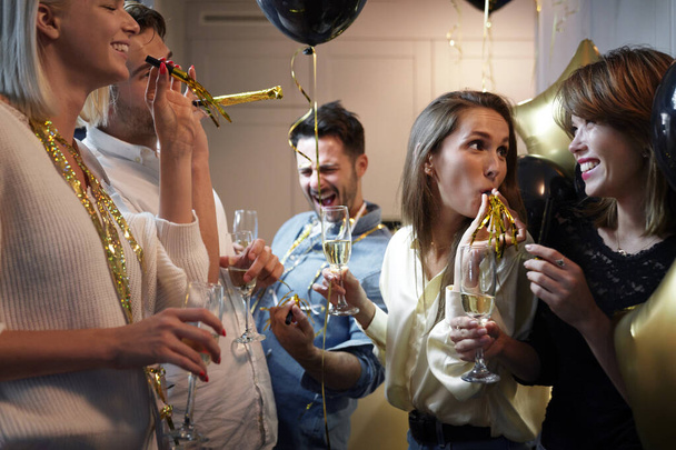 Amigos celebrando a véspera de Ano Novo em casa - Foto, Imagem