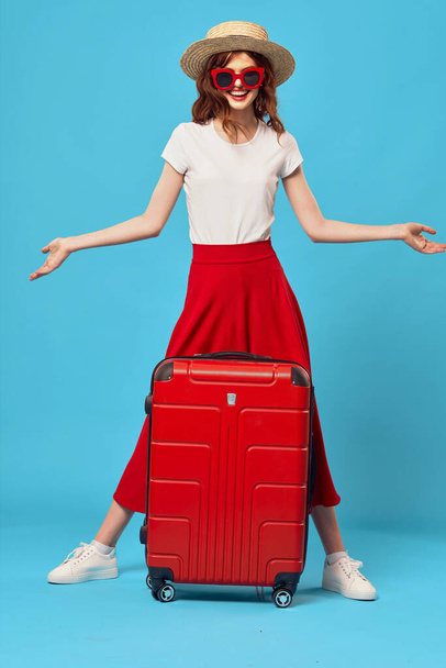 nainen turisti punainen matkalaukku loma hauskaa aurinkolasit matkustaa - Valokuva, kuva