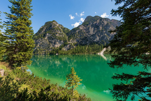 Lago di Braies vagy Pragser Wildsee, alpesi tó és a hegycsúcsok a kicsi és nagy apostol, Dolomitok, UNESCO világörökségi helyszín, Dél-Tirol, Trentino-Alto Adige, Bolzano, Olaszország, Európa. - Fotó, kép
