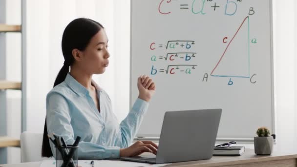 Koreaanse wiskunde leraar vrouw video bellen via laptop binnen - Video