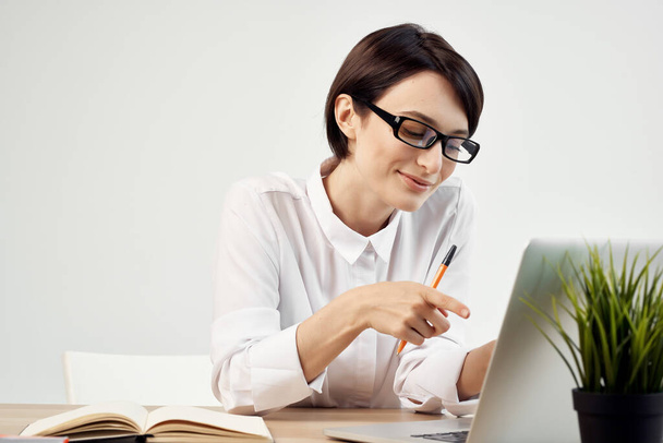 woman in costume in front of laptop with glasses self-confidence light background - Foto, imagen