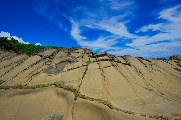 Az óceán eróziója és az időjárás. Furcsa köveket és köveket alkot. Fugang Geopark (Xiaoyeliu), Természeti kő szoborpark. Taitung megye, Tajvan. 2021. szept. - Fotó, kép