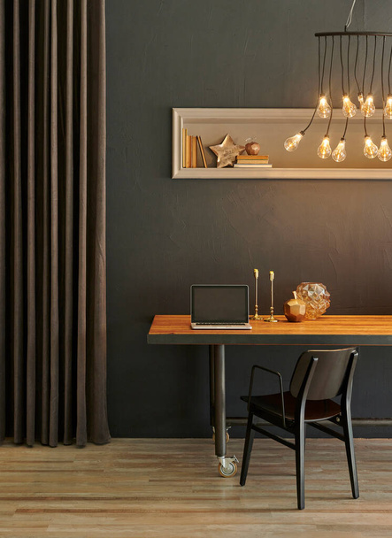Fondo gris pared de piedra, mesa de madera y adorno de oro, objeto de casa con lámpara decorativa luz con estilo de cortina. - Foto, Imagen