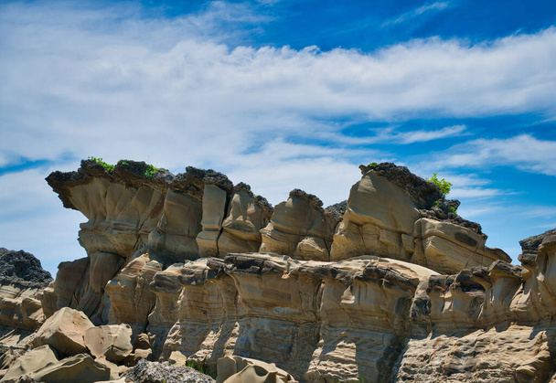 Az óceán eróziója és az időjárás. Furcsa köveket és köveket alkot. Fugang Geopark (Xiaoyeliu), Természeti kő szoborpark. Taitung megye, Tajvan. 2021. szept. - Fotó, kép