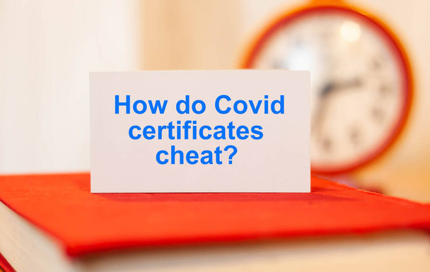 Как обманывают сертификаты Covid - вопрос о глобальной коронавирусной проблеме. Медицинский вопрос на фоне часов - Фото, изображение