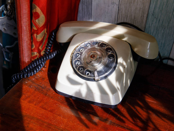 Ouderwetse retro vintage bellen of scrollen telefoon op vintage achtergrond - Foto, afbeelding