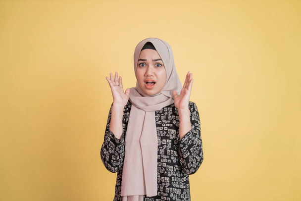 Muslim woman with confused facial expression and shocked gesture - Zdjęcie, obraz