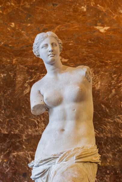 PARIS, FRANCE - August 18, 2017: Venus of Milo statue in the Louvre Museum. - Фото, изображение