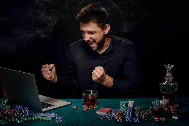 Bearded online casino player man celebrating victory - Foto, Bild