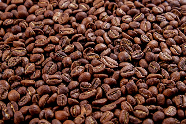 Macro shot of roasted brown coffee beans with a lot of copy space for text. Flat lay composition. Close up, top view, background. - Foto, Bild