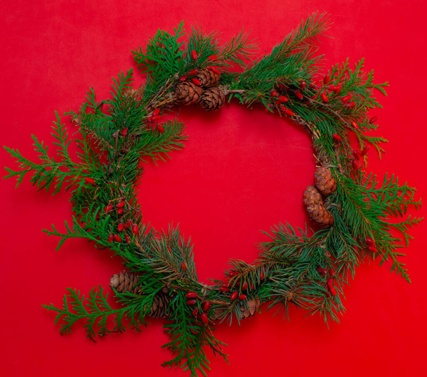 新年とクリスマスのためのバナーやポストカードのデザインのための自然な低木や果実で作られたクリスマスの花輪. - 写真・画像