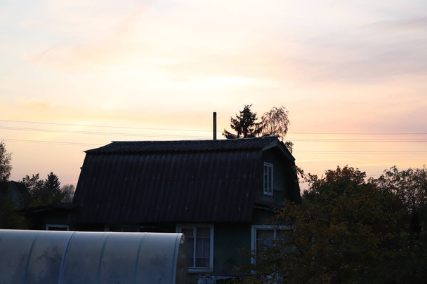view you can only get on the countryside - beautiful sunset view from the village house roof - Foto, Bild
