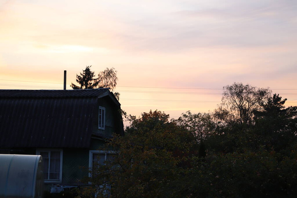 view you can only get on the countryside - beautiful sunset view from the village house roof - Фото, зображення