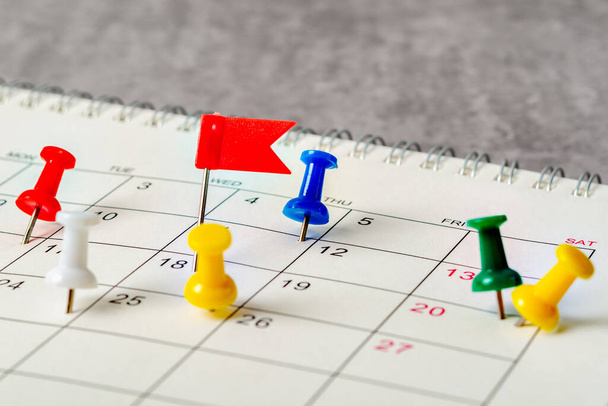 Koncept plánování a termínu s otočným čepem k kalendářnímu datu. - Fotografie, Obrázek