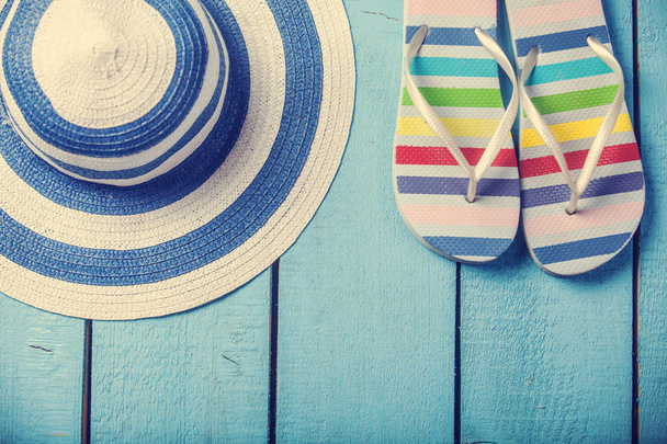 pantoufles de plage et chapeau sur bois bleu
 - Photo, image