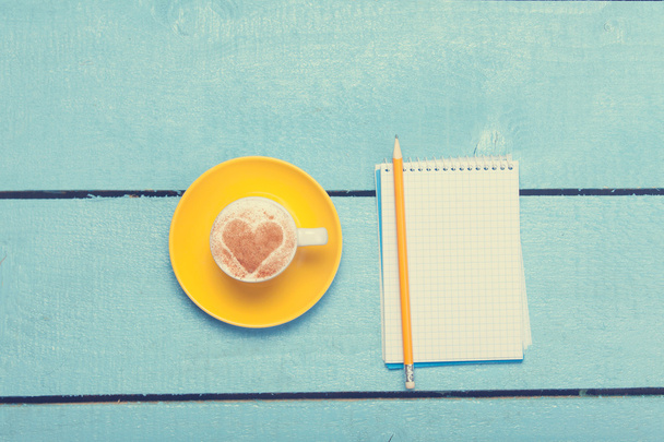 Чашка кави з формою серця та олівцем з блокнотом
 - Фото, зображення