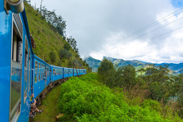 Viaja en tren público por la isla de Sri Lanka. El tren viaja por montañas y plantaciones de té. Ferrocarril escénico. - Foto, imagen