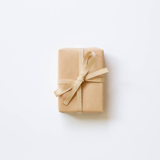 Kahverengi hediye kutusu beyaz arka planda izole edilmiş. Üst görünüm, boşluk kopyala - Fotoğraf, Görsel