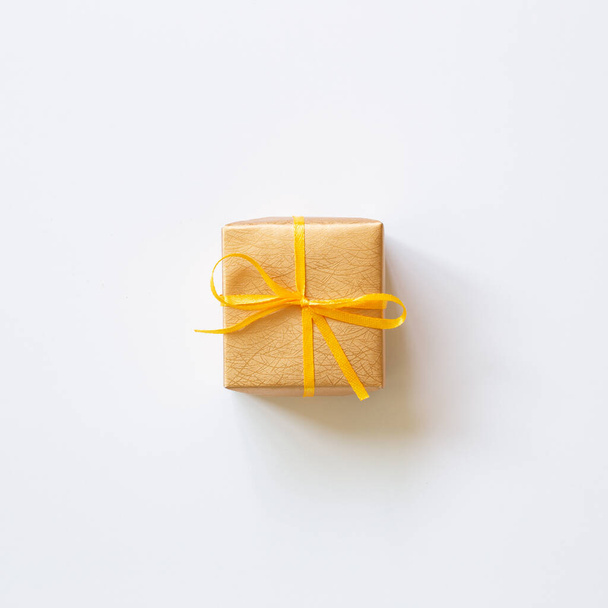 Χρυσό κουτί δώρου απομονωμένο σε λευκό φόντο. πάνω όψη, αντιγραφή χώρου - Φωτογραφία, εικόνα