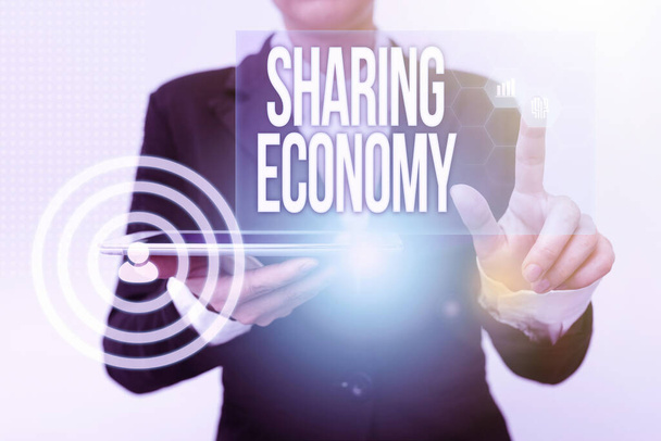 Megosztási gazdaság megjelenítése. Szó a kollaboratív fogyasztás vagy peertopeerbased sharing Nő öltönyben Tablet mutató ujját Futurisztikus virtuális gomb. - Fotó, kép