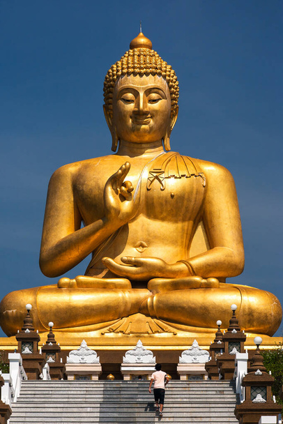 Туристи, які відвідують гігантський бронзовий образ Будди з положенням руки Карани Мудри в Наратіваті (Південний Таїланд).. - Фото, зображення