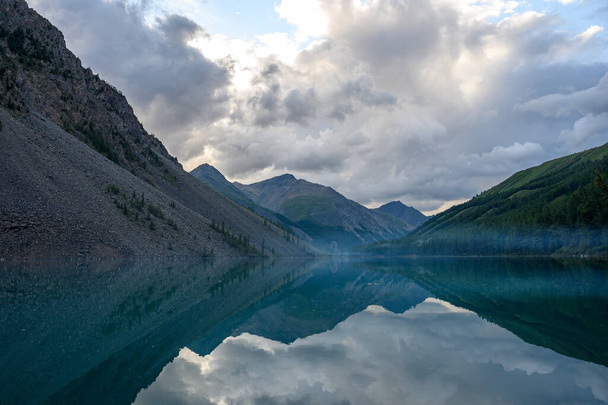 Blue water of a mountain lake. Beautiful mountain landscape. Shavlinsky lakes, Altai. - Zdjęcie, obraz