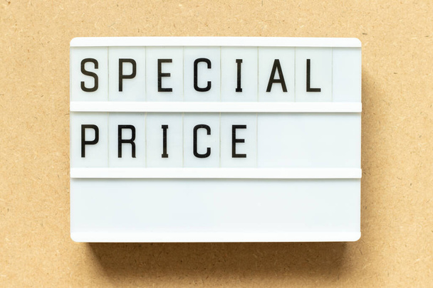 Lightbox зі словом "спеціальна ціна" на фоні дерева
 - Фото, зображення