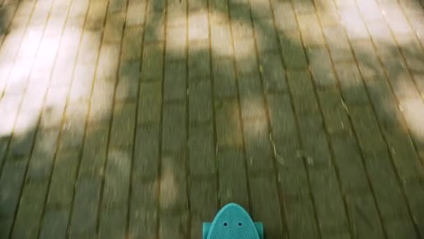 persona cavalca skateboard - Filmati, video