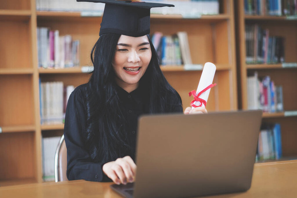 Jovem asiática universidade feminina graduada com grau celebra formatura virtual através de uma chamada de vídeo - Foto, Imagem
