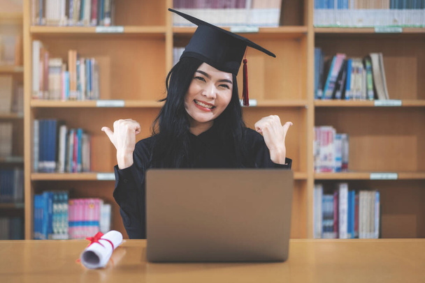 Młoda Azjatka absolwentka uniwersytetu z dyplomem świętuje wirtualne ukończenie studiów za pomocą połączenia wideo - Zdjęcie, obraz