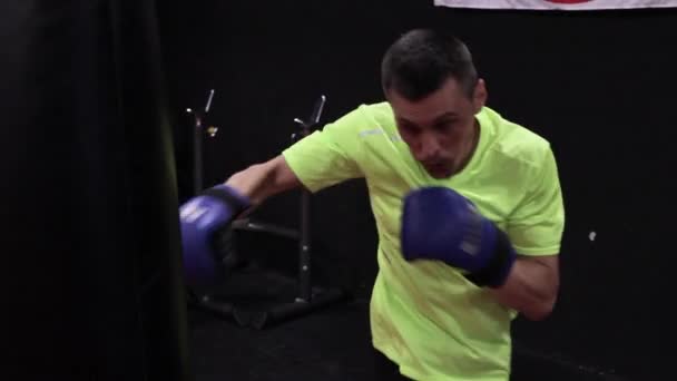 Boxer pratiquant dans le hall d'entraînement - Séquence, vidéo
