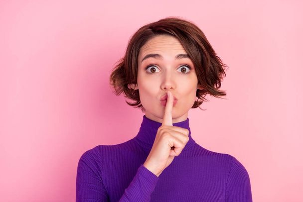Photo of amazed brunette young lady finger lips wear violet sweater isolated on pink color background - Foto, Bild