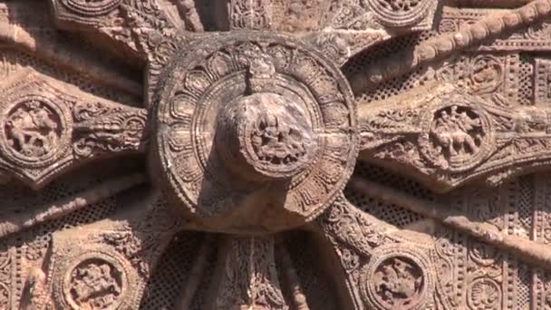 Historisches Wagenrad und Schnitzereien in Sonnentempel, Konark, Indien. Welterbe, Unesco - Filmmaterial, Video