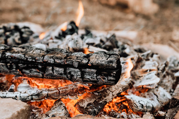 Сжигание древесины и угля в гриле. Подготовка к барбекю. - Фото, изображение