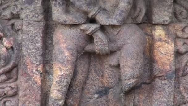 mooie oude erotische kunst beelden op konark zon tempel muur, odisha, india - Video