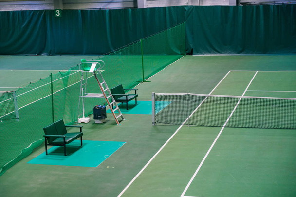 Leere grüne Tennisplätze unter dem Dach. Niemand. Ansicht von oben. - Foto, Bild