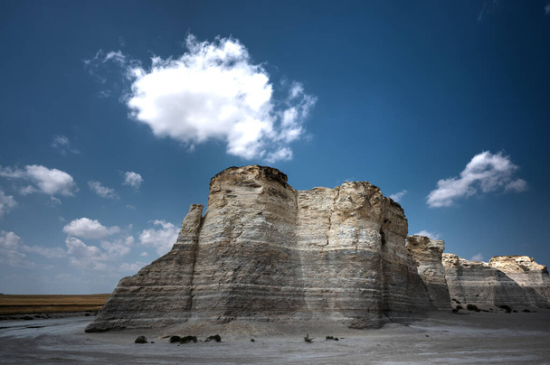 Monument Rocks in Grove County, Kansas. The chalk rock formation is a listed National Natural Landmark. - Foto, afbeelding