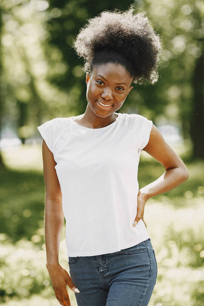 Portrait of a smiling young african-american girl in a park - Fotografie, Obrázek
