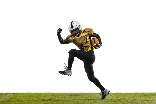 Um jogador de futebol americano profissional em um movimento isolado sobre fundo estúdio branco - Foto, Imagem