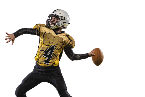 Immagine ritagliata di un giocatore di football americano professionista in uniforme speciale isolato su sfondo pavimento in erba bianca - Foto, immagini