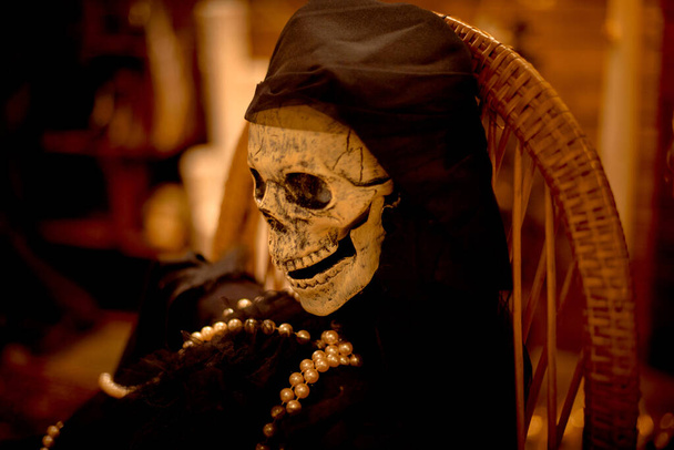 costume squelette pour fête d'Halloween. femme en noir - Photo, image
