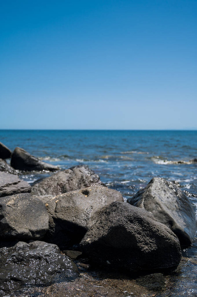 Сценічний ландшафт великих чорних каменів в Егейському морі. Блакитне небо. Унікальна краса Греції. - Фото, зображення