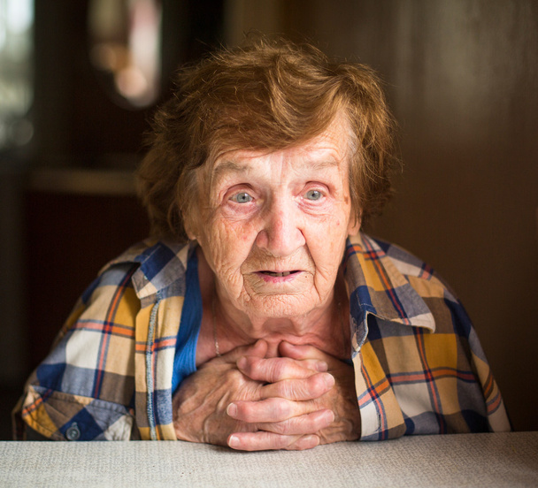 Tunteellinen vanha nainen
 - Valokuva, kuva